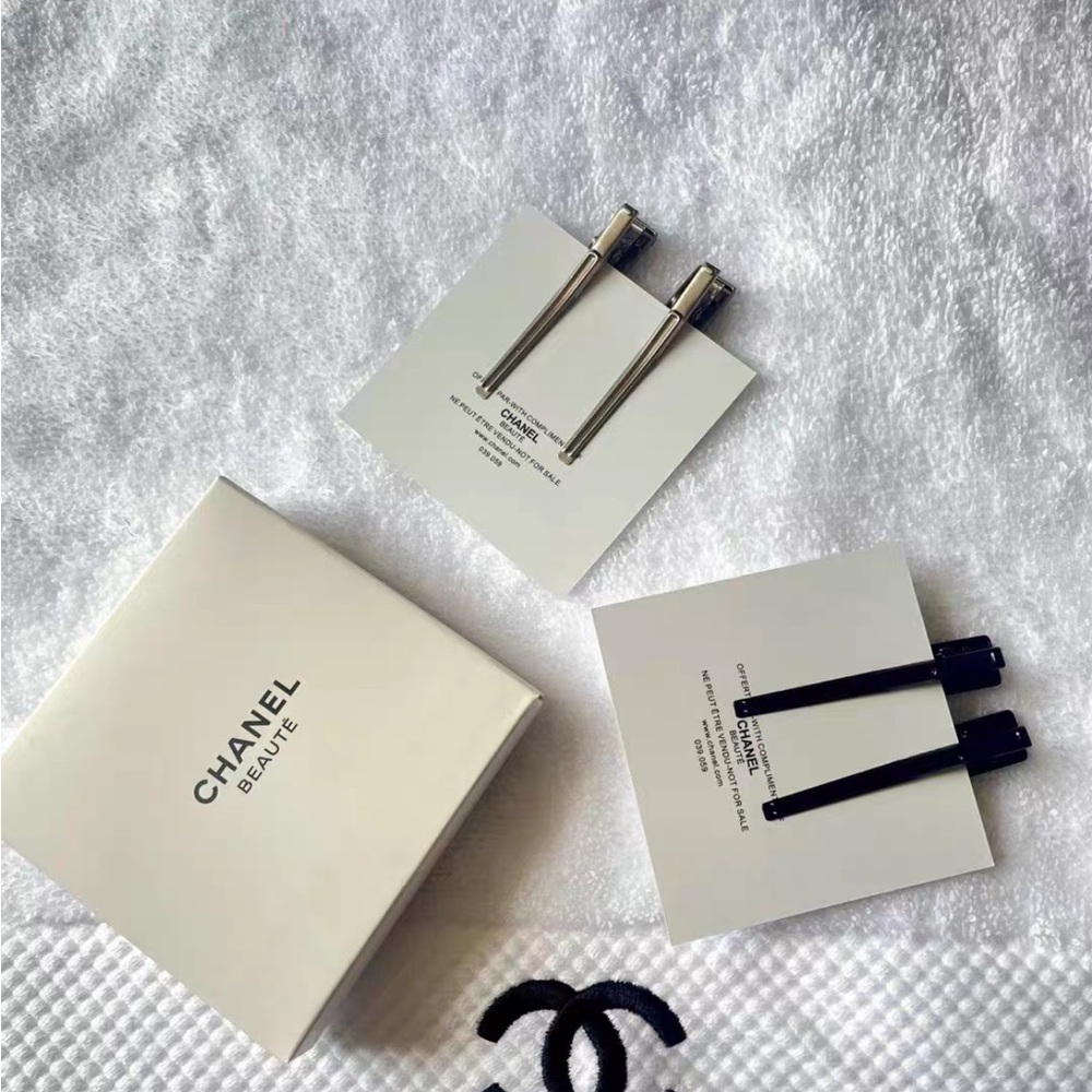 SOLD New Chanel Black Hair Clips with CC Logo - Picture 3 of 3
